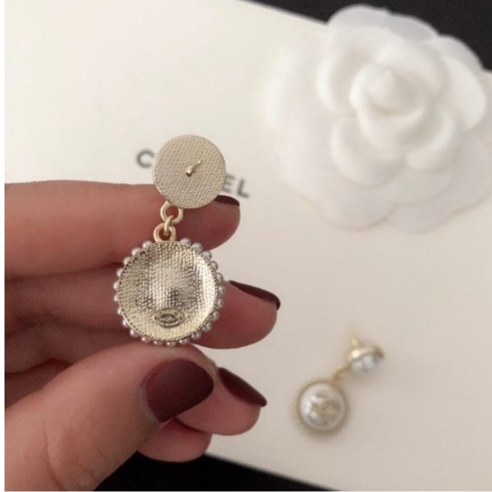 ⚠️CHANEL WARNING - BEWARE OF SCAMMERS - Picture 2 of 7